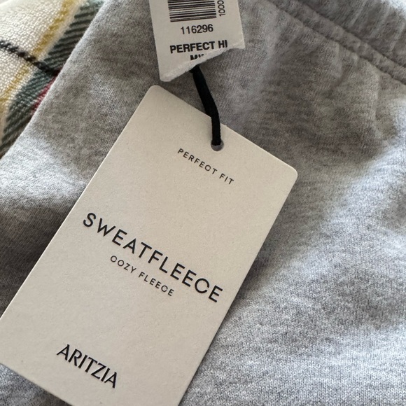 Aritzia sweatfleece perfect mini shorts. - Picture 3 of 3